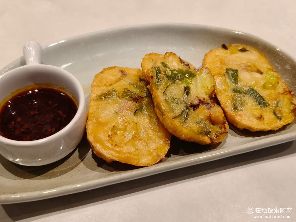 bb.q CHICKEN洲子店 CHICKEN洲子店菜單 CHICKEN洲子店價格 內湖區美食 海鮮小煎餅 煎餅的外皮煎得非常香,裡面吃得到蔥和魷魚,沒有過多的調味,吃起來非常清爽。 @在地老饕阿府