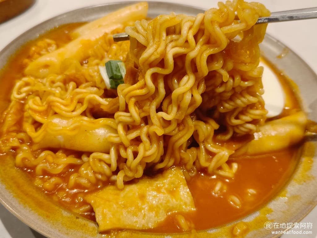 bb.q CHICKEN洲子店 CHICKEN洲子店菜單 CHICKEN洲子店價格 內湖區美食 泡麵的口感比想像中的還好吃,麵條很 Q 彈,整盤麵味道非常重,又鹹又辣,完全是道地的韓式炒泡麵。因為真的太辣了,所以我吃幾口就放棄了。 @在地老饕阿府