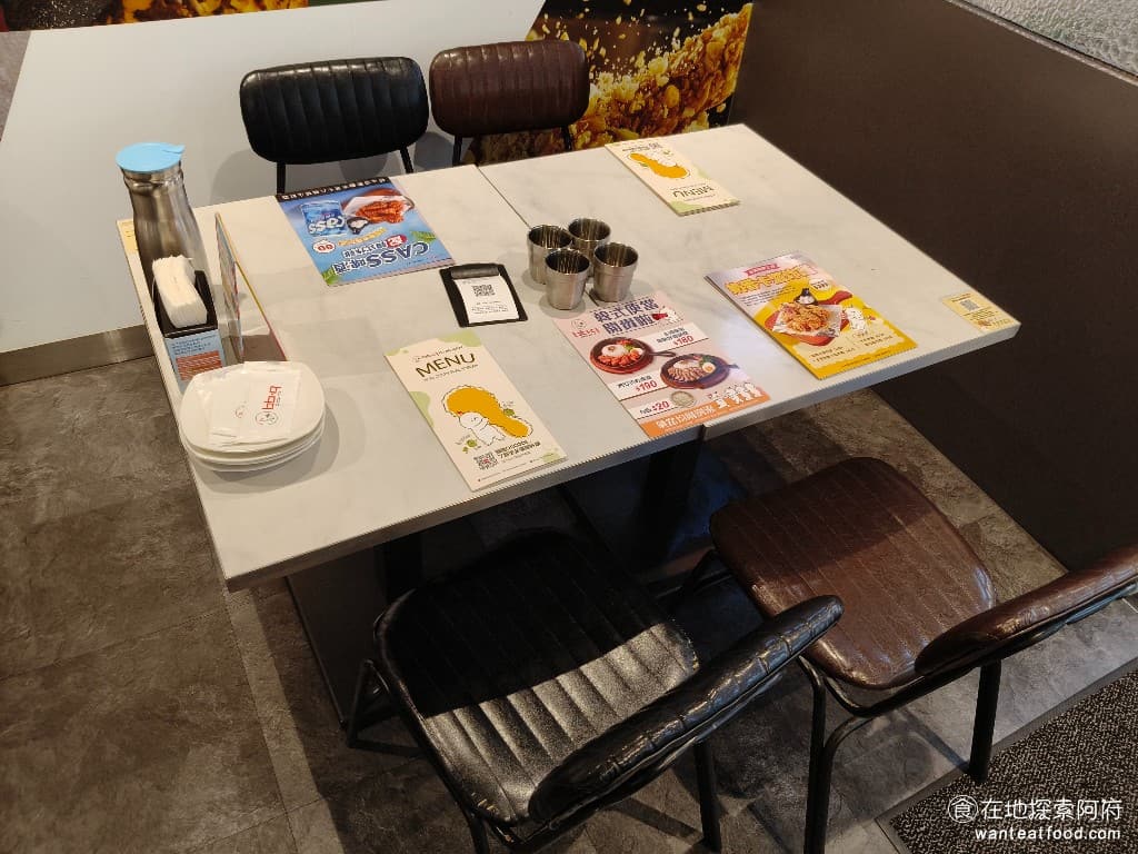 bb.q CHICKEN洲子店 CHICKEN洲子店菜單 CHICKEN洲子店價格 內湖區美食 點餐使用的是 QRCODE,因為炸雞都是現炸的,而且還有蠻多人是叫外送的,所以在店內等餐會等比較久。 @在地老饕阿府