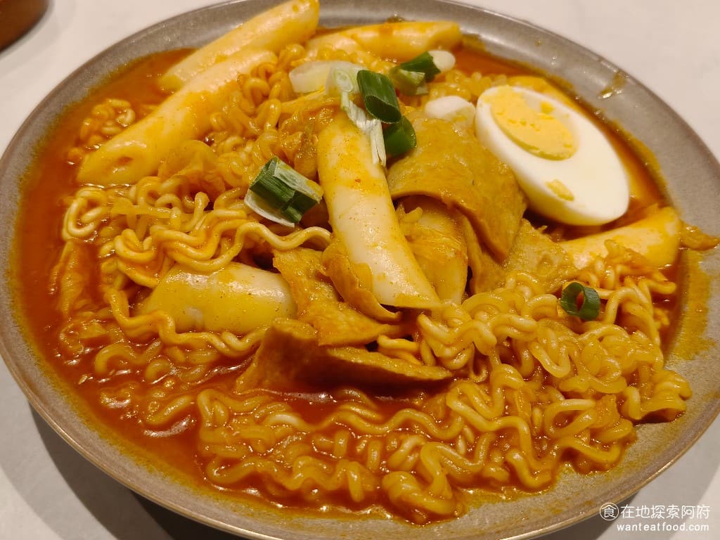 bb.q CHICKEN洲子店 CHICKEN洲子店菜單 CHICKEN洲子店價格 內湖區美食 韓式辣炒泡麵 上面有年糕、魚板等配料,這一盤麵一上桌,光是聞到味道,就感覺非常的辣。 @在地老饕阿府
