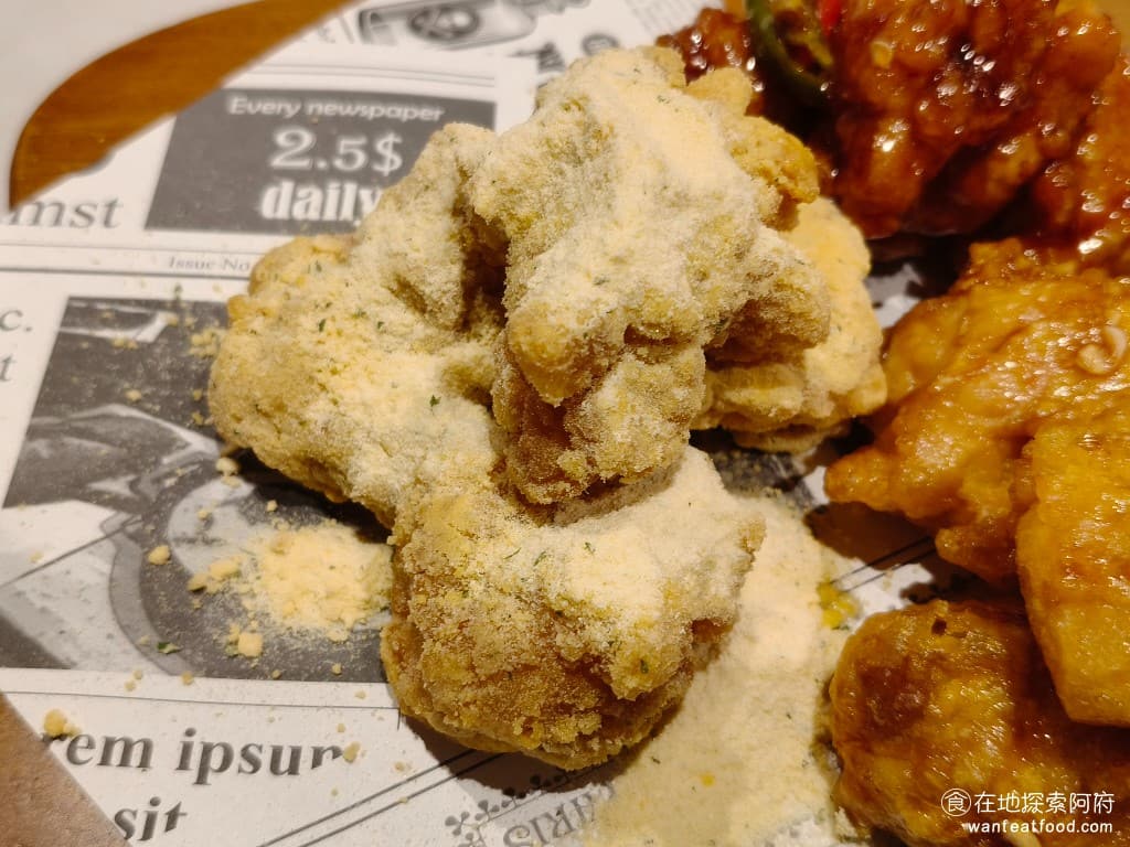 bb.q CHICKEN洲子店 CHICKEN洲子店菜單 CHICKEN洲子店價格 內湖區美食 起司炸雞 外層裹了滿滿的起司粉,起司味非常的重,因為粉灑得很多,所以口感吃起來會比較乾。由於起司味很重,通常喜歡起司的人會覺得比較好吃。 @在地老饕阿府