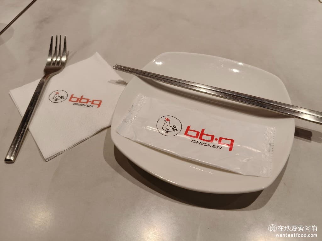 bb.q CHICKEN洲子店 CHICKEN洲子店菜單 CHICKEN洲子店價格 內湖區美食 桌上的餐具用的是韓國扁式筷子,通常台灣人會用不太習慣,因為又扁又重,這種筷子的好處是不容易滾動,而且好清洗。 @在地老饕阿府