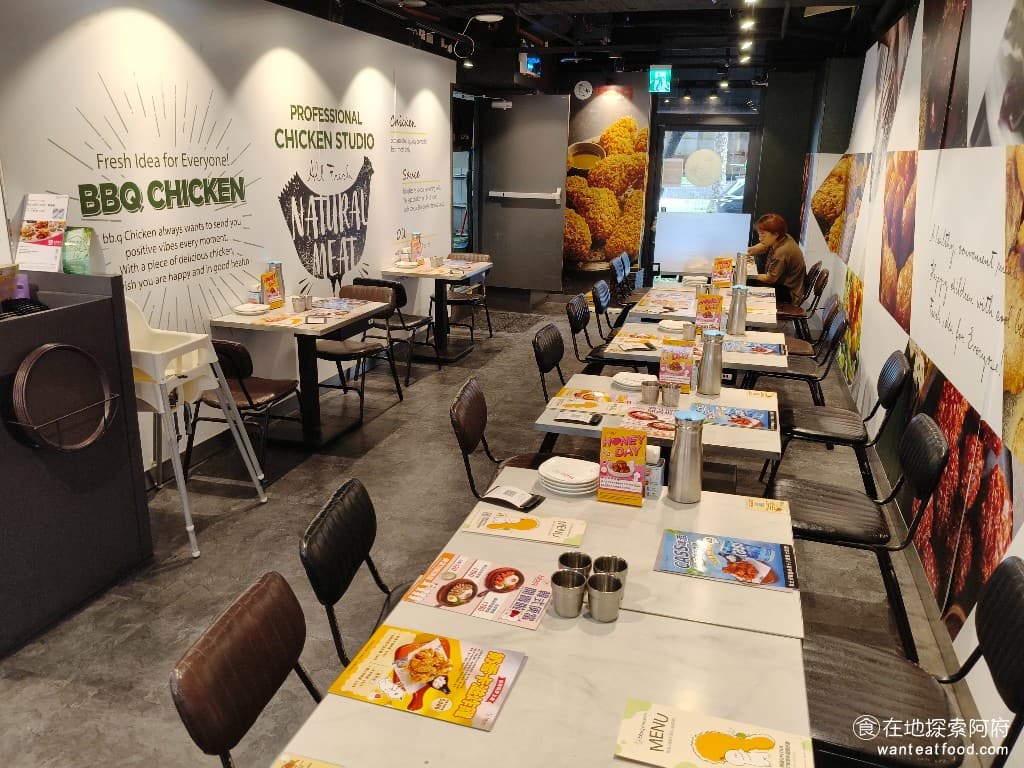 bb.q CHICKEN洲子店 CHICKEN洲子店菜單 CHICKEN洲子店價格 內湖區美食 店內的設計走的是現代簡約風格,以純白色的色系為主軸,搭配一些韓式的元素,打造出乾淨、明亮的用餐環境。店內的座位,有二人座和四人座,桌具都非常寬敞,所以坐起來都非常舒適。 @在地老饕阿府