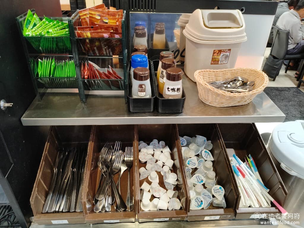內湖美食 平價美食 平民美食 內湖家樂福 日式定食 親子丼 珍有福 Joyfull 醬料區 有提供砂糖、糖球、奶精，還有各種的茶包，有烏龍茶、綠茶，調味料有提供七味粉、黑胡椒、一味粉和鹽巴。 @在地老饕阿府