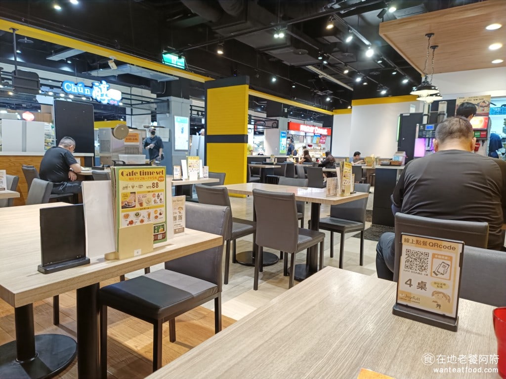 內湖美食 平價美食 平民美食 內湖家樂福 日式定食 親子丼 珍有福 Joyfull 內湖店空間寬敞明亮，座位很多，大部分是四人座，也有二人座位，因為在家樂福內，用餐時段人潮不少，尤其假日會比較吵雜，靠窗的座位桌距有點近，稍微擁擠一點 @在地老饕阿府