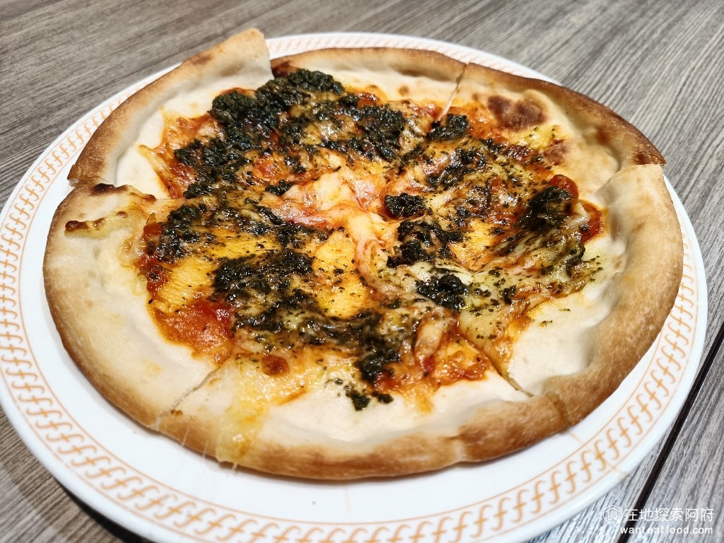 內湖美食 平價美食 平民美食 內湖家樂福 日式定食 親子丼 珍有福 Joyfull 瑪格麗特披薩 單點這一份披薩價格是159元，不會特別貴。而且我發現剛好有打到這間店的地消，整體吃起來並不難吃，只是披薩的餅皮吃起來偏硬，還有一點鹹。 @在地老饕阿府