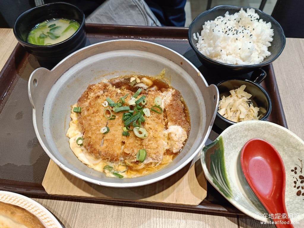 內湖美食 平價美食 平民美食 內湖家樂福 日式定食 親子丼 珍有福 Joyfull 豬排蛋定食 這一份的價格只要205元，非常便宜。我發現這裡的豬排吃起來還不錯，比想像中的好吃。 @在地老饕阿府