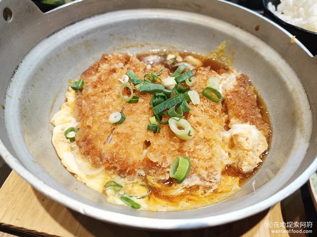 內湖美食 平價美食 平民美食 內湖家樂福 日式定食 親子丼 珍有福 Joyfull 豬排的份量給得很充足，豬排的外皮炸得非常脆，裡面的肉咬起來也很軟，整體吃起來非常舒服，豬排定食比親子丼定食好吃更多。 @在地老饕阿府