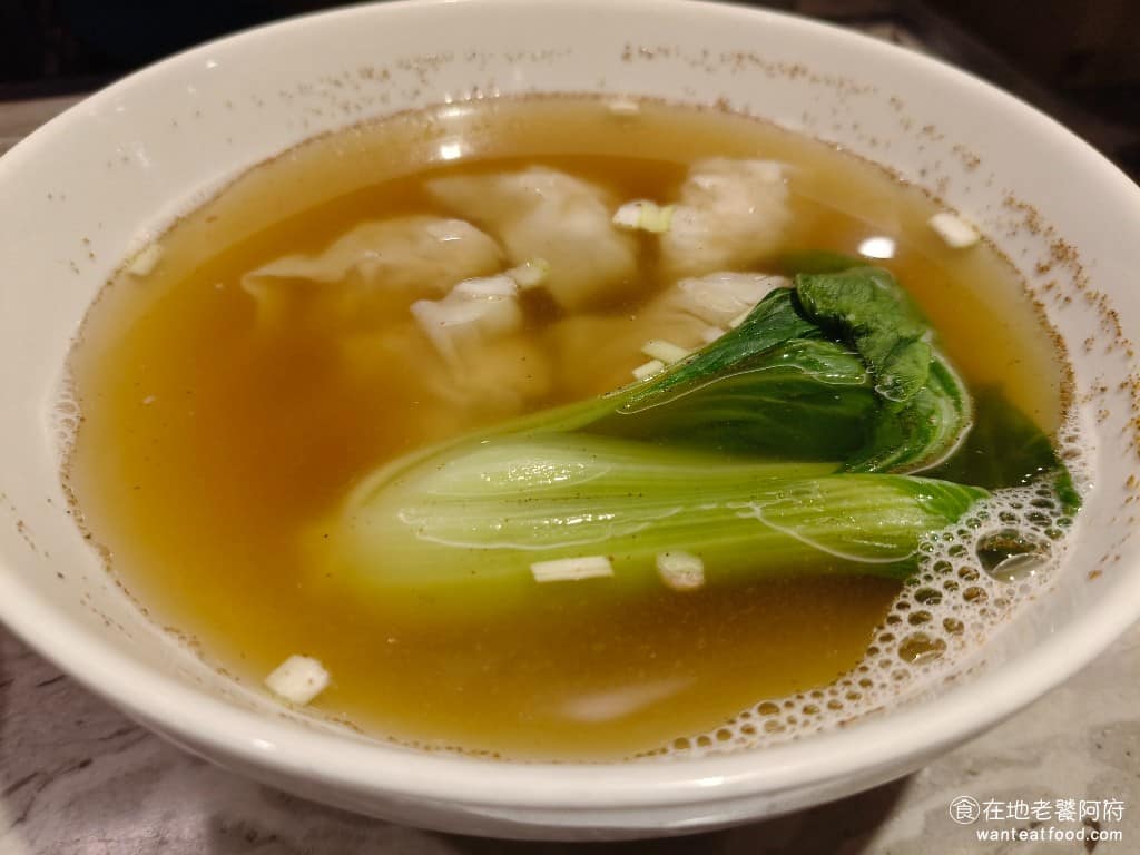 Neverland Noodle Bar Bar菜單 Bar推薦 南港區美食 南港美食 中式料理 牛肉麵 港式鮮蝦雲吞湯 喝起來的味道也是清淡、清爽，沒有像道地的港式雲吞湯頭，那樣濃重的口味。 @在地老饕阿府