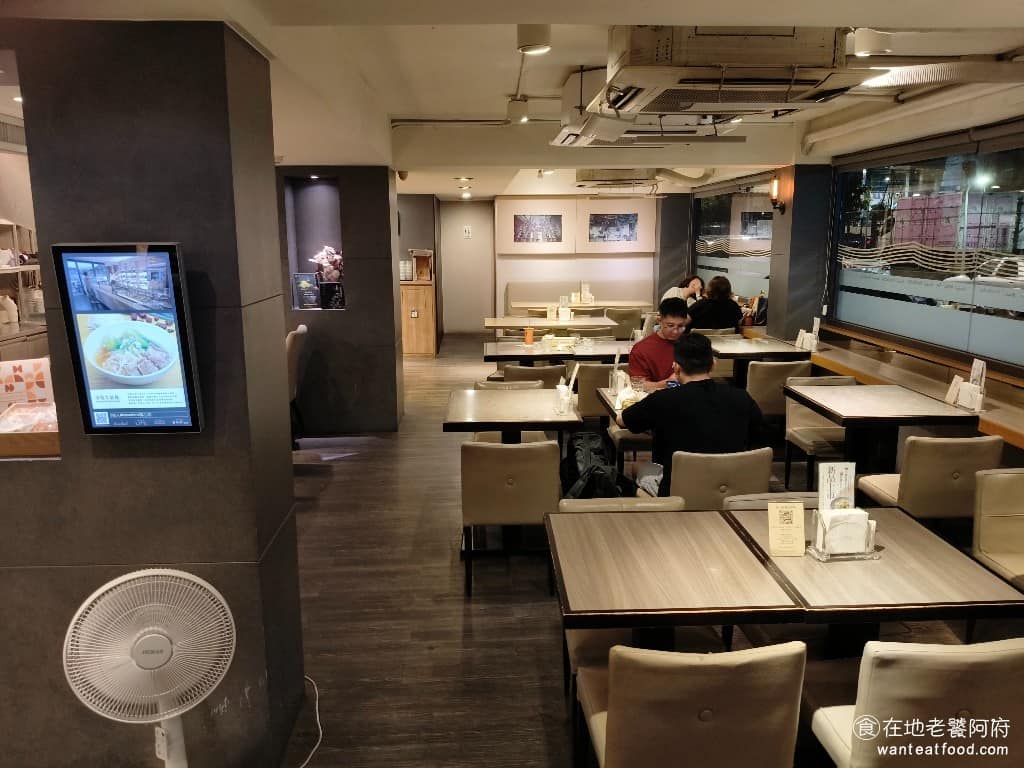 Neverland Noodle Bar Bar菜單 Bar推薦 南港區美食 南港美食 中式料理 牛肉麵 走進店內就能感受到跟一般牛肉麵店完全不同的氛圍，《Neverland Noodle Bar》走的是高級餐廳路線。大理石桌面、絨布沙發、藝術品畫作，處處展現店家的優雅品味。 @在地老饕阿府