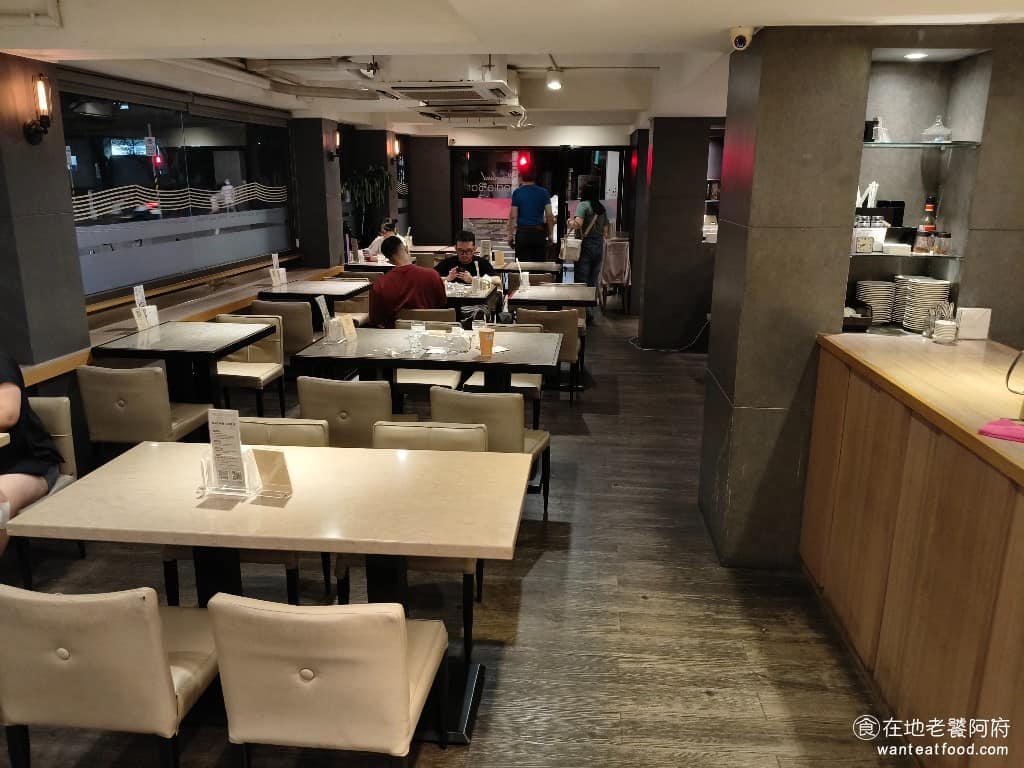 Neverland Noodle Bar Bar菜單 Bar推薦 南港區美食 南港美食 中式料理 牛肉麵 《Neverland Noodle Bar》在南港已經經營一段時間，評論數量累積超過 1500 則，累積了不少死忠顧客。很多南軟的員工，平日中午都會來用餐，生意好到幾乎都客滿。 @在地老饕阿府