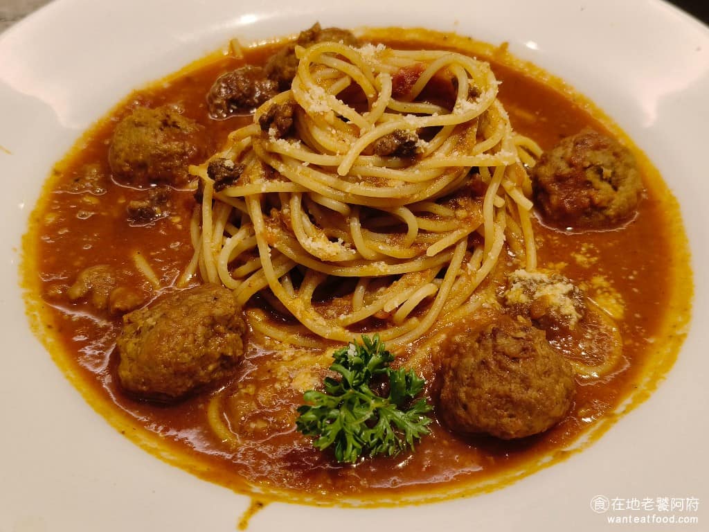 Neverland Noodle Bar Bar菜單 Bar推薦 南港區美食 南港美食 中式料理 牛肉麵 義式牛肉丸肉醬義大利麵 相較於牛肉麵，這裡的義大利麵吃起來就比較普通，會感覺麵和醬料是分離的，兩者的味道沒有完美地融在一起。 @在地老饕阿府