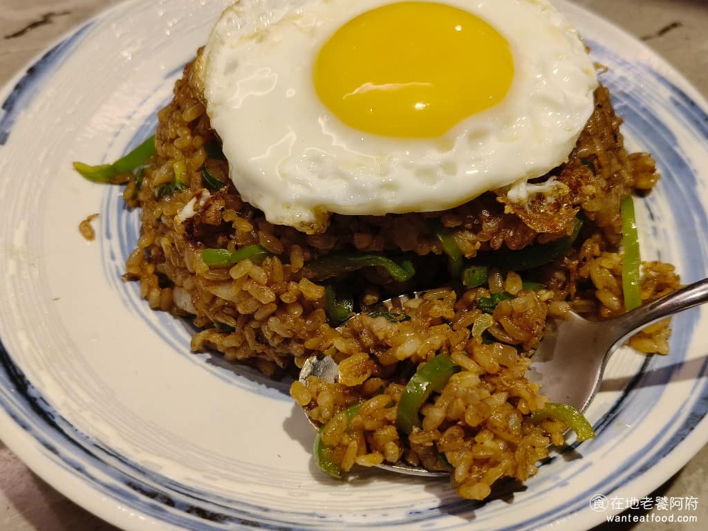 Neverland Noodle Bar Bar菜單 Bar推薦 南港區美食 南港美食 中式料理 牛肉麵 調味上沒什麼問題，而且吃起來也很香，但最大的問題，就是炒飯吃起來，口感太硬了，最後剩下一半以上都沒吃。 @在地老饕阿府