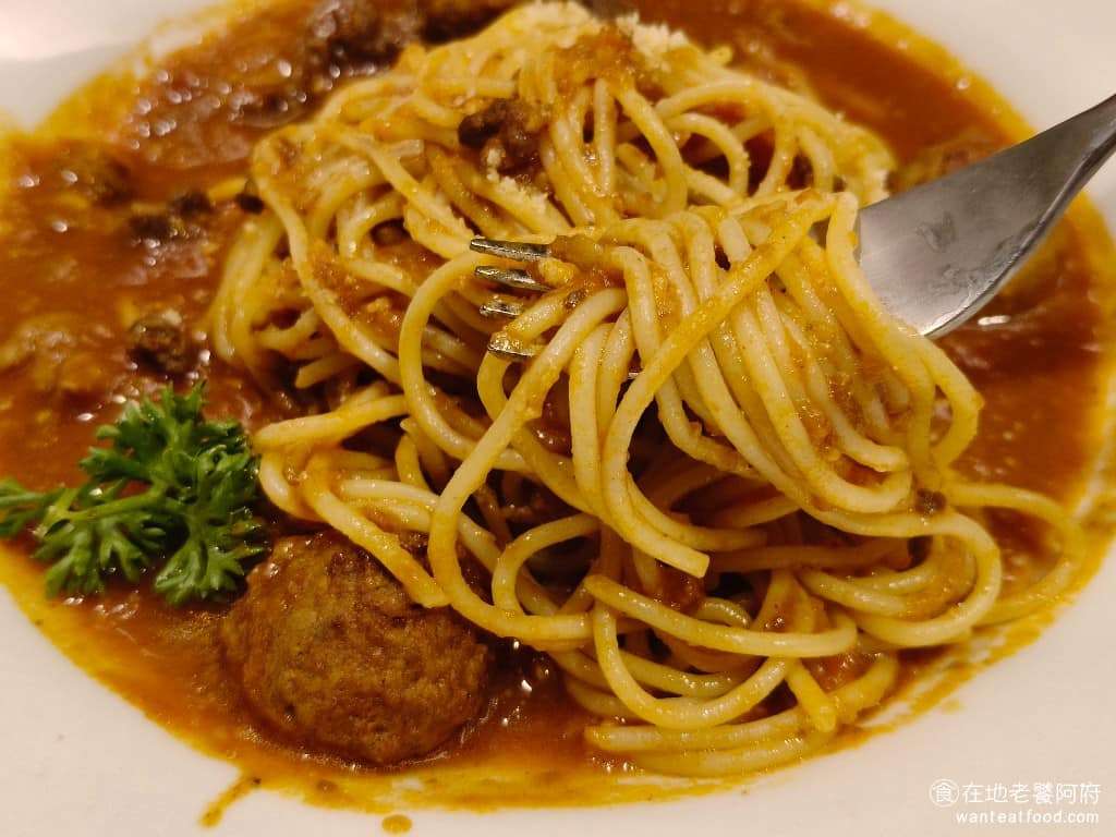 Neverland Noodle Bar Bar菜單 Bar推薦 南港區美食 南港美食 中式料理 牛肉麵 麵份量給了很多，吃的時候，會感覺醬汁沒有滲透到麵裡，每一口麵吃起來，都吃不到醬汁的香味。 @在地老饕阿府