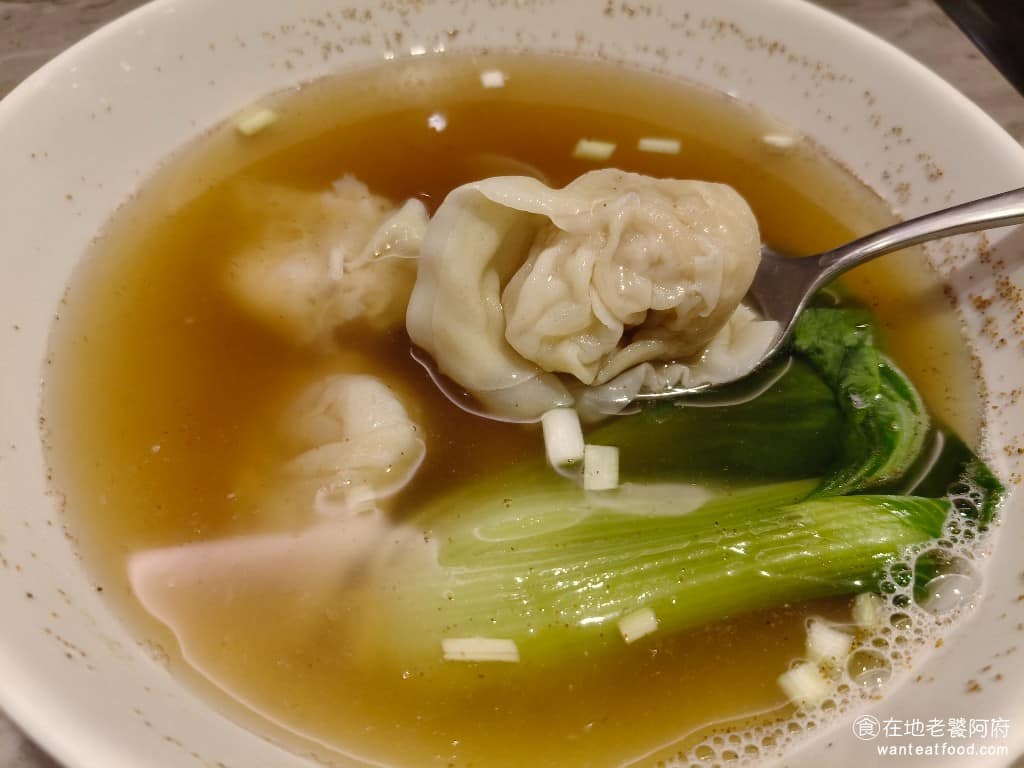 Neverland Noodle Bar Bar菜單 Bar推薦 南港區美食 南港美食 中式料理 牛肉麵 每顆雲吞都非常大顆，而且內層飽滿，裡面包了一隻超大的蝦仁，吃起來口感非常的脆，調味也是清淡。 @在地老饕阿府