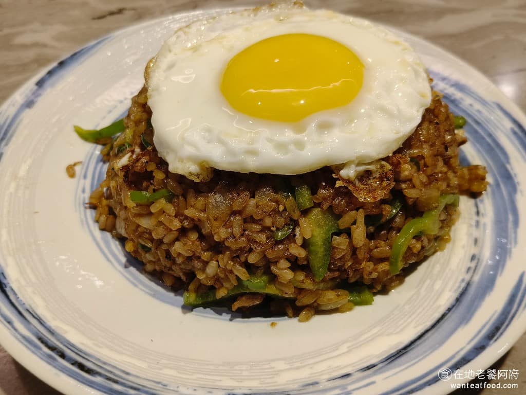Neverland Noodle Bar Bar菜單 Bar推薦 南港區美食 南港美食 中式料理 牛肉麵 青椒牛肉炒飯 油亮光澤的炒飯，非常吸引人，選用口感佳的台梗九號米，米粒飽滿，還帶甜味，大火翻炒之下，炒飯吃得到滿滿的鍋氣。 @在地老饕阿府