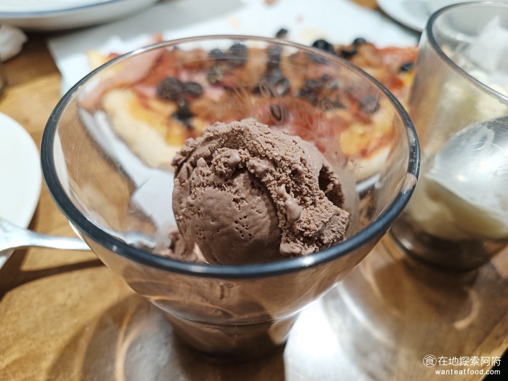 Pino Pizza菜單 Pizza價格 士林區美食 士林美食 芝山站美食 美式料理 炸雞 冰淇淋可以無限吃,超級棒!冰淇淋吃起來還不錯,算是品質比較好的冰淇淋,巧克力的味道非常濃郁,甜度也很夠,泰式奶茶冰淇淋吃起來的味道也很不錯。 @在地老饕阿府