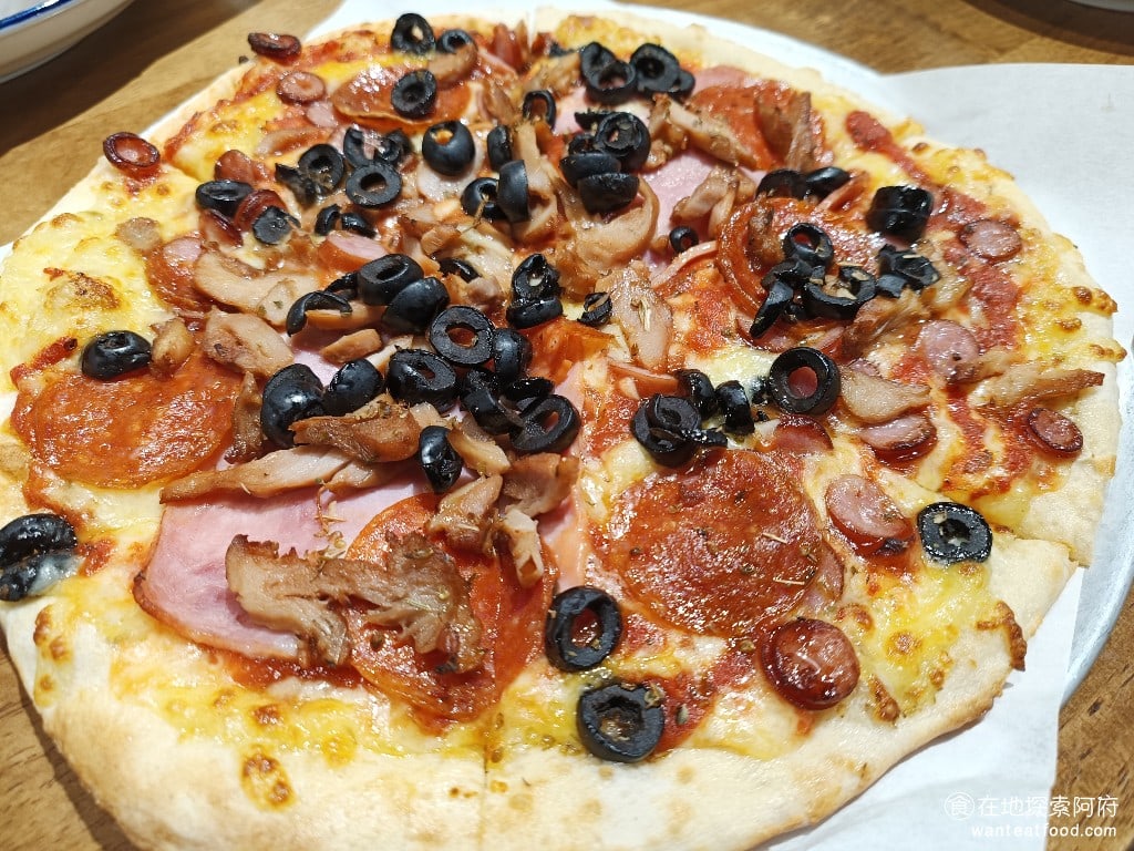 Pino Pizza菜單 Pizza價格 士林區美食 士林美食 芝山站美食 美式料理 炸雞 肉多多披薩 這算是所有披薩口味中,配料最多的,上面滿滿的煙燻雞肉、火腿,還有法蘭克福香腸、胡椒香腸和黑橄欖,滿滿的煙燻香氣,聞了都胃口大開。 @在地老饕阿府