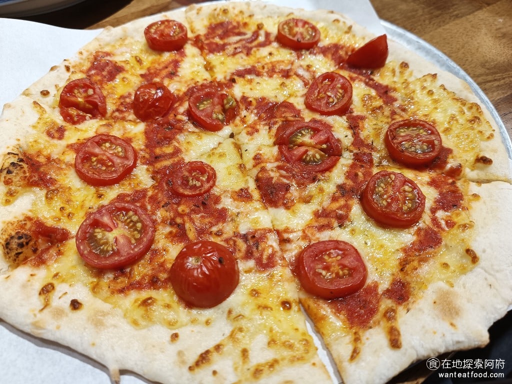 Pino Pizza菜單 Pizza價格 士林區美食 士林美食 芝山站美食 美式料理 炸雞 瑪格麗特 上面有很多的小番茄,使用手工製作的麵粉直接現烤披薩的,餅皮也是使用義大利進口的麵粉,撲了滿滿的起司,還加了滿滿的番茄醬。 @在地老饕阿府