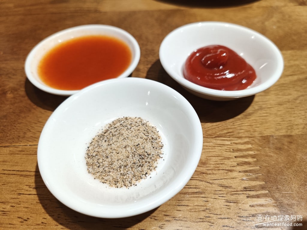 Pino Pizza菜單 Pizza價格 士林區美食 士林美食 芝山站美食 美式料理 炸雞 番茄醬、胡椒鹽和辣椒醬 老闆也非常注重食材健康,番茄醬都是自己親自製作、熬煮,標榜著絕不添加任何化學物質,讓大家吃得健康。 @在地老饕阿府