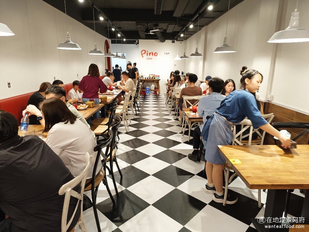 Pino Pizza菜單 Pizza價格 士林區美食 士林美食 芝山站美食 美式料理 炸雞 《Pino Pizza》有兩個空間,左邊是開放式廚房,右邊則是一樓的座位區,開放式廚房可以清楚地看到師傅們現場製作披薩的過程。 @在地老饕阿府