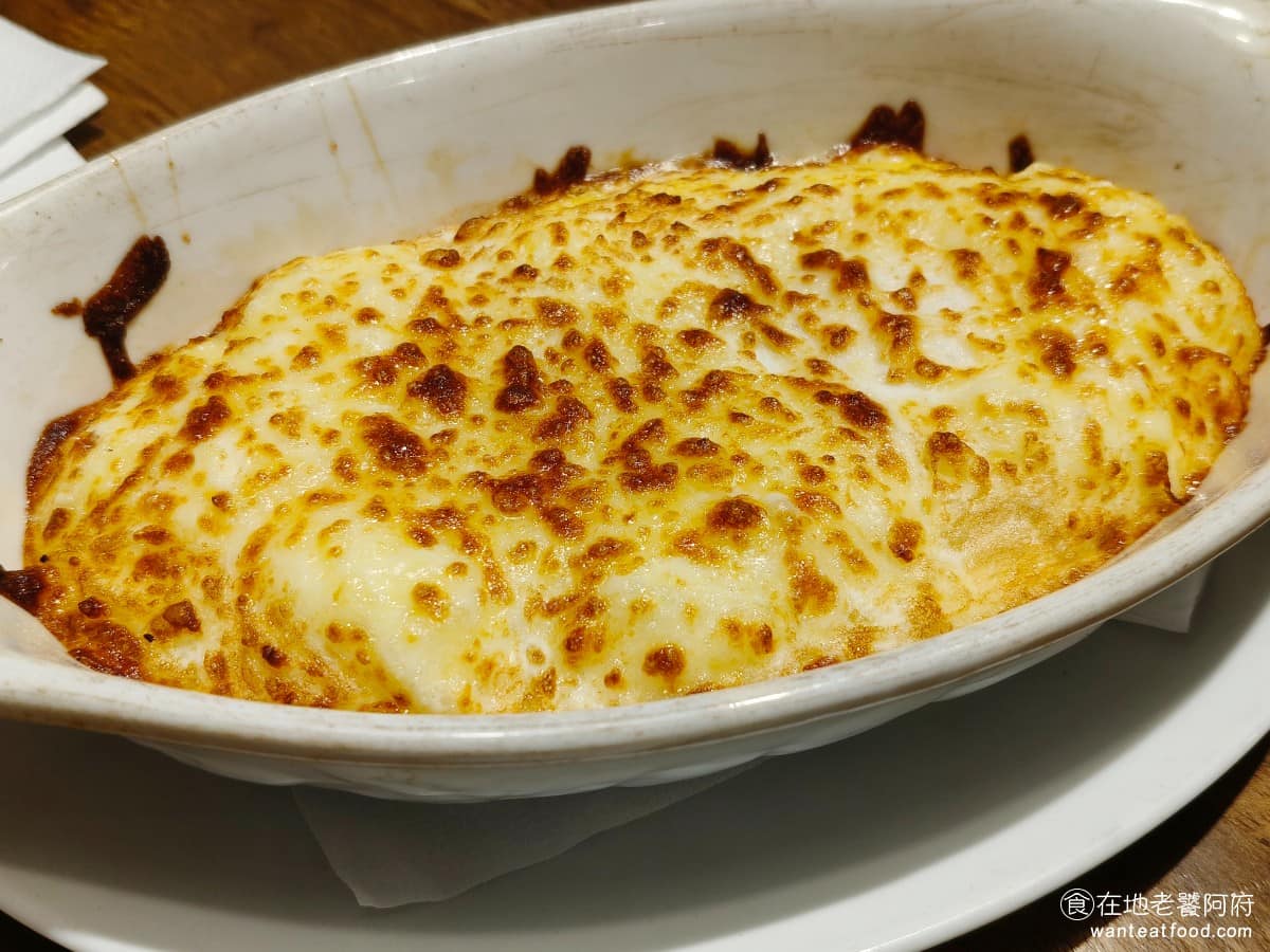 Pino Pizza菜單 Pizza價格 士林區美食 士林美食 芝山站美食 美式料理 炸雞 起司烘蛋 很特別的餐點,上面是焗烤起司,下面是烘蛋,焗烤吃的到脆皮,底下的起司軟綿綿的,起司香再搭配濃郁的蛋香,是簡單又美味的料理,推薦可以點一份。 @在地老饕阿府