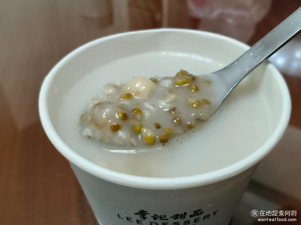 李記甜品 Lee Dessert Dessert菜單 Dessert價格 內湖區美食 內湖美食 《李記甜品 Lee Dessert》的豆花,是使用加拿大非基因改造的黃豆製作,豆花入口即化,其他的配料像是綠豆和紅豆,都是老闆娘自己熬煮的,吃起來都非常的新鮮。個人也非常推薦他們的紅豆湯,使用來自屏東萬丹的紅豆,每一顆都非常的大,且粒粒分明,香氣十足。 @在地老饕阿府