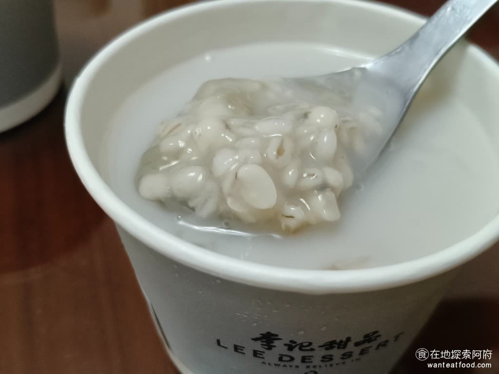 李記甜品 Lee Dessert Dessert菜單 Dessert價格 內湖區美食 內湖美食 《李記甜品 Lee Dessert》的薏仁湯,我們也很常喝。薏仁煮得軟嫩但不爛,保持著顆粒感。一碗湯喝起來帶有微微的黏稠,這是正常的薏仁湯會有的口感。喝起來不會過甜,反而覺得清淡且舒服。薏仁本身就有很好的營養價值,夏天喝,非常的消暑。 @在地老饕阿府
