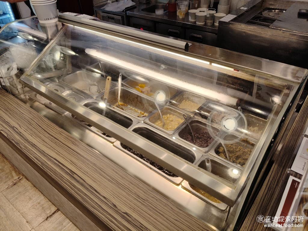 李記甜品 Lee Dessert Dessert菜單 Dessert價格 內湖區美食 內湖美食 《李記甜品 Lee Dessert》的甜品價格算是中間偏高的價位,因為每一樣配料都是標榜無添加任何的人工化學物,而且每一種配料都是限量供應的,賣完就沒有了。 @在地老饕阿府