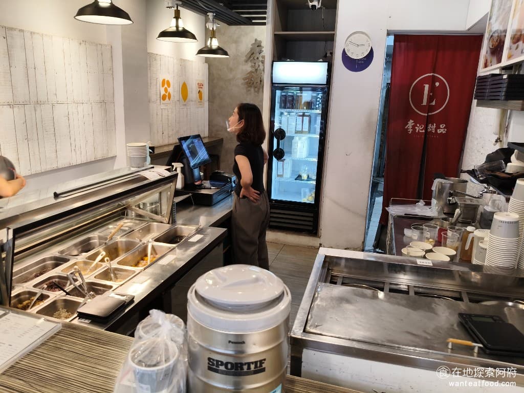 李記甜品 Lee Dessert Dessert菜單 Dessert價格 內湖區美食 內湖美食 《李記甜品 Lee Dessert》的創立故事非常的勵志,老闆原本是台大畢業的高材生,還曾經到荷蘭留學深造,按照一般人的期待,他應該會找一份高薪的工作,但卻選擇了投身甜品事業。為何會有這個想法,是因為老闆發現市面上很多的甜品都添加了過多的人工添加物,對健康不好。身為高知識份子的他,決定用自己的專業背景,研發出真正健康、無添加的甜品。 @在地老饕阿府