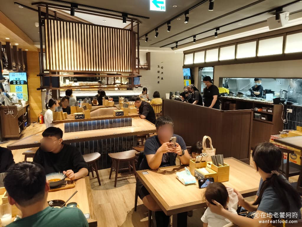 麵屋一燈信義新光A11店 麵屋一燈信義新光A11店菜單 麵屋一燈信義新光A11店推薦 店面在A11美食街中算是空間最大的，中間有個吧台區，左右兩側是一般座位。吧台的形狀，是按照日本總店所在地「東京新小岩」的地圖設計。 @在地老饕阿府