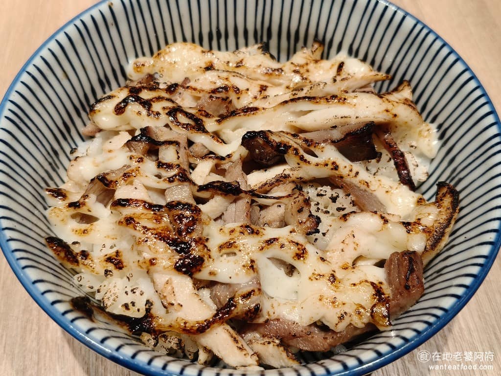 麵屋一燈信義新光A11店 麵屋一燈信義新光A11店菜單 麵屋一燈信義新光A11店推薦 炙燒牛肝菌雞豚飯 雞肉和豬肉經過碳烤，上面加了滿滿的美乃滋醬，再經過炙燒，烤得香氣十足，味道不錯，比雞汁飯好吃很多。 @在地老饕阿府