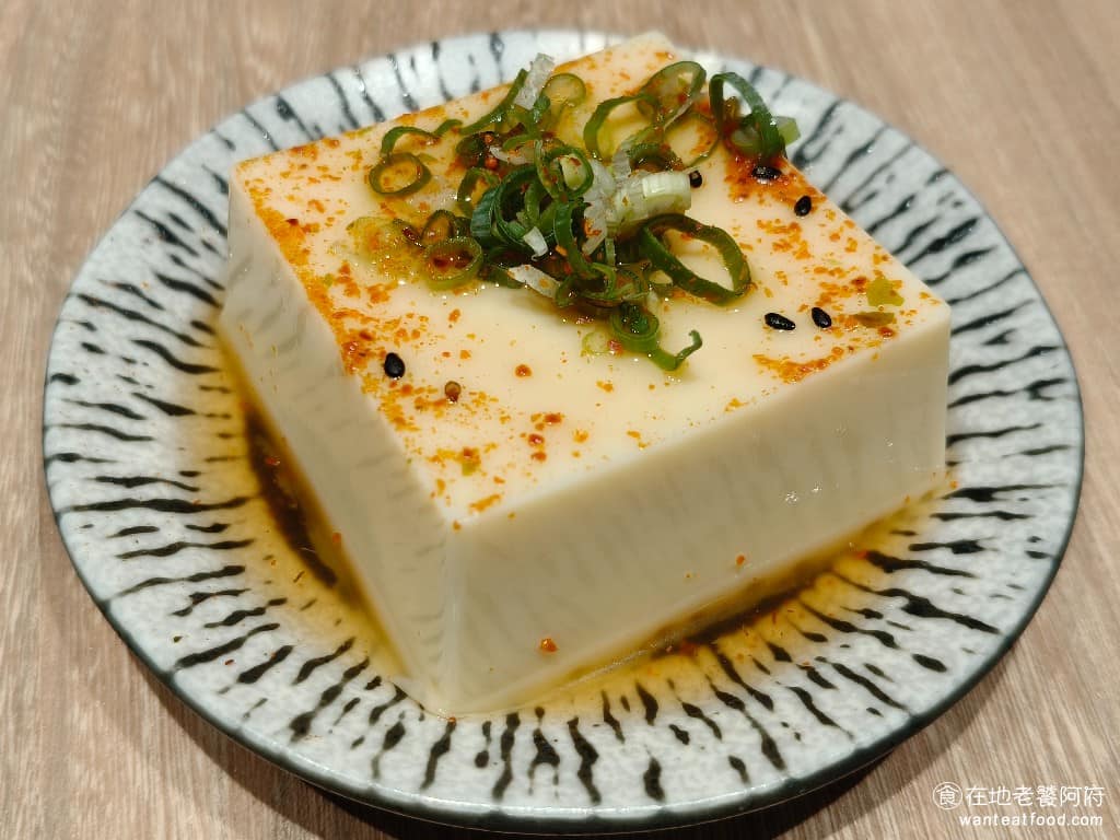 麵屋一燈信義新光A11店 麵屋一燈信義新光A11店菜單 麵屋一燈信義新光A11店推薦 鰹魚豆腐 使用雞蛋芙蓉豆腐，豆腐吃起來冰冰涼涼的，上面加了日式柴魚醬油，醬油味道偏淡。 @在地老饕阿府