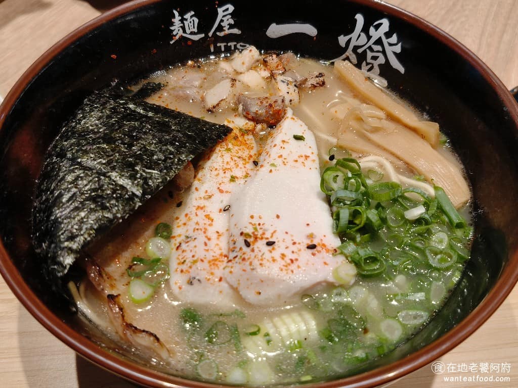 麵屋一燈信義新光A11店 麵屋一燈信義新光A11店菜單 麵屋一燈信義新光A11店推薦 炙燒芳醇干貝雞湯拉麵 湯頭用干貝、老母雞、昆布，長時間熬煮，湯頭的昆布味，喝起來非常濃郁，調味上也不會特別的鹹，喝起來非常的清爽。湯頭還加了靈魂調味「干貝雞油」，用大量新鮮干貝，低溫慢炸，讓香味完全釋放到湯裡，湯頭的干貝味也非常鮮美。 @在地老饕阿府