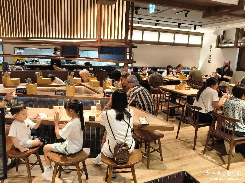麵屋一燈信義新光A11店 麵屋一燈信義新光A11店菜單 麵屋一燈信義新光A11店推薦 信義A11店的裝潢很有質感，用純木料打造出沈穩舒適的用餐氛圍。門口有日式風格的木簾，門上還掛了大面積燈籠，裝潢完美地呈現了日本總店的日式風格。 @在地老饕阿府