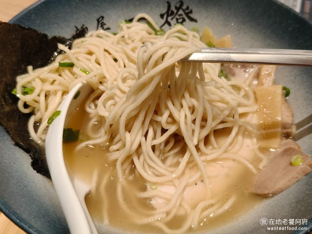 麵屋一燈信義新光A11店 麵屋一燈信義新光A11店菜單 麵屋一燈信義新光A11店推薦 麵條是細麵，可以選擇軟硬度。麵屋一燈 信義新光A11店 的麵，普遍硬度都不會很高，符合台灣人的口味，若想要吃較硬的口感，建議選「硬」。 @在地老饕阿府