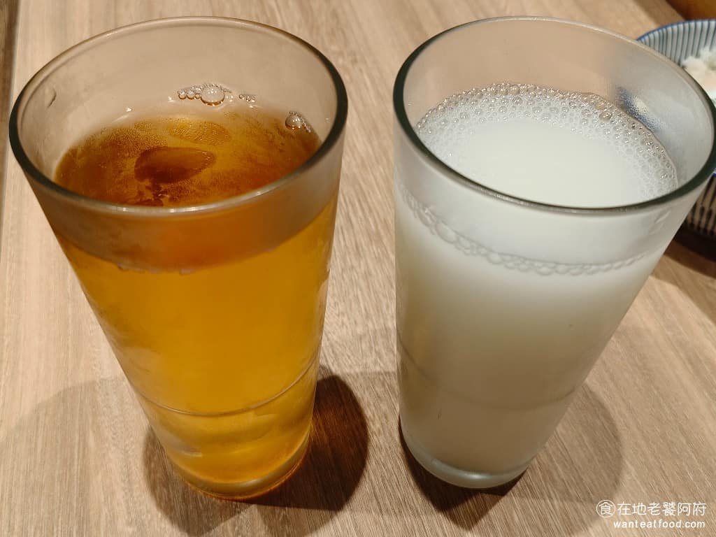 麵屋一燈信義新光A11店 麵屋一燈信義新光A11店菜單 麵屋一燈信義新光A11店推薦 無糖烏龍茶和可爾必思 手機掃碼加入會員，就能獲得一杯飲料，可以選烏龍茶，或是可爾必思，我們各領取了一杯。 @在地老饕阿府