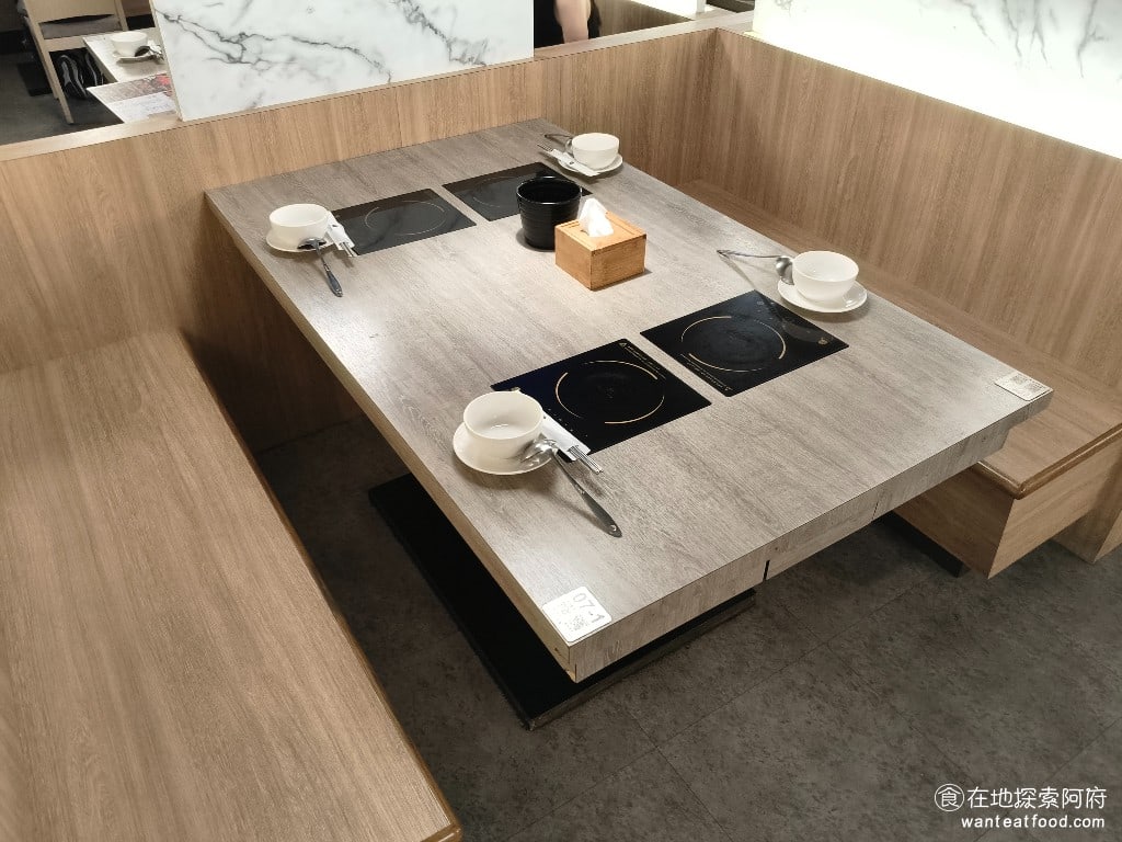 築間 鍋物 內湖 火鍋 冰淇淋 松阪豬 伊比利黑豬 霜降牛 冰沙 每一桌座位,都非常的寬敞 @在地老饕阿府