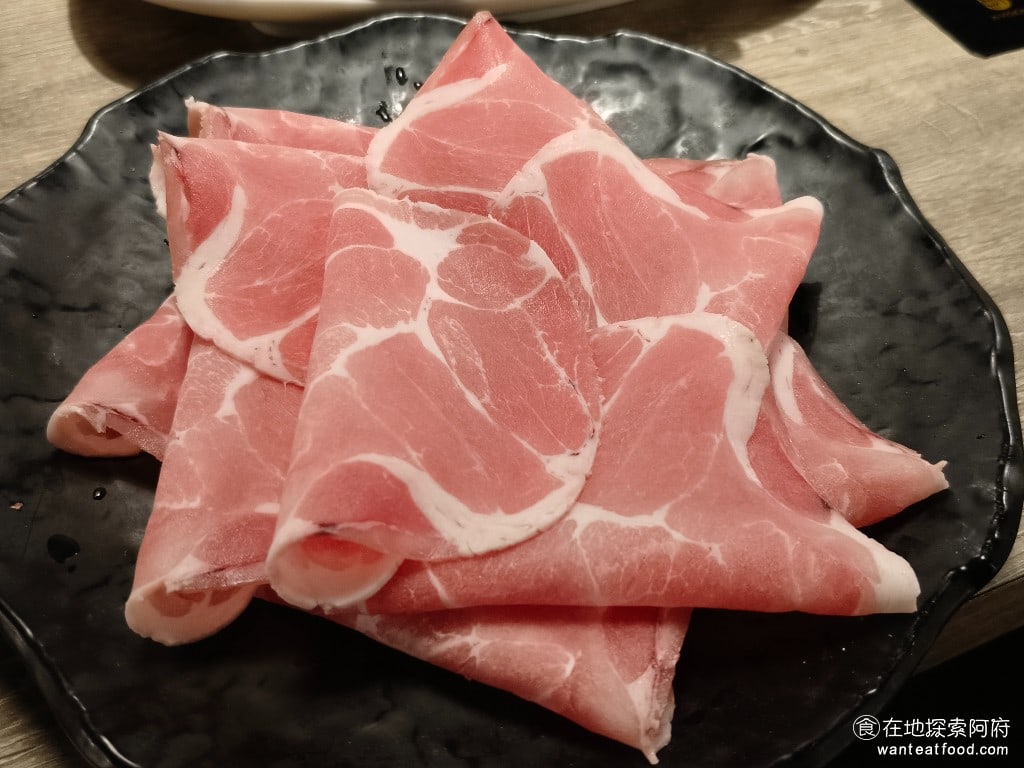 築間 鍋物 內湖 火鍋 冰淇淋 松阪豬 伊比利黑豬 霜降牛 冰沙 梅花豬套餐是最便宜的,只要 400 元,肉質也比想像中的軟嫩,蠻好吃的 @在地老饕阿府
