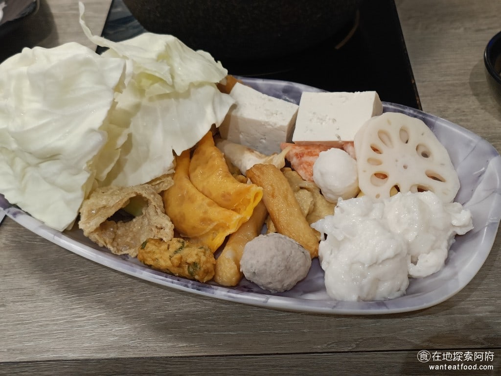 築間 鍋物 內湖 火鍋 冰淇淋 松阪豬 伊比利黑豬 霜降牛 冰沙 夾了滿滿的菜盤,最喜歡吃他們的甜不辣 @在地老饕阿府