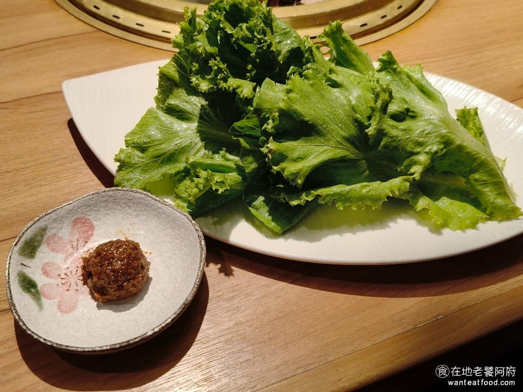 燒肉の名門赤虎信義安和店 燒肉の名門赤虎信義安和店菜單 燒肉の名門赤虎信義安和店推薦 生菜 生菜旁邊附的是味噌肉醬,這個我個人覺得,這個肉醬的味道比烤肉醬還好吃,不只吃得到味噌醬的香濃,還能吃到實體的絞肉,配著烤肉吃味道也超棒。 @在地老饕阿府