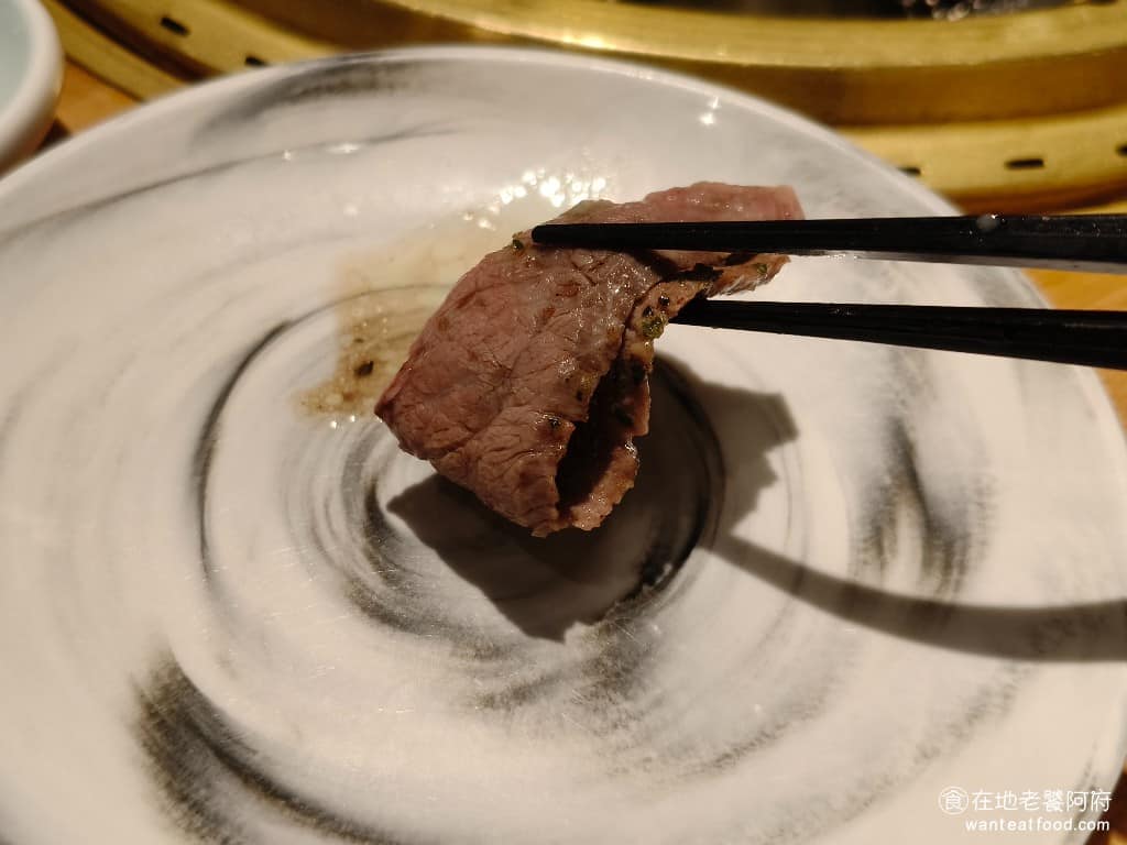 燒肉の名門赤虎信義安和店 燒肉の名門赤虎信義安和店菜單 燒肉の名門赤虎信義安和店推薦 服務態度也是赤虎的一大特色,該協助代烤時,服務人員都會主動過來幫忙,像是厚切牛舌、肋眼牛排、腹肉五花牛排,店員都會提供桌邊服務,協助代烤一小部分。 @在地老饕阿府