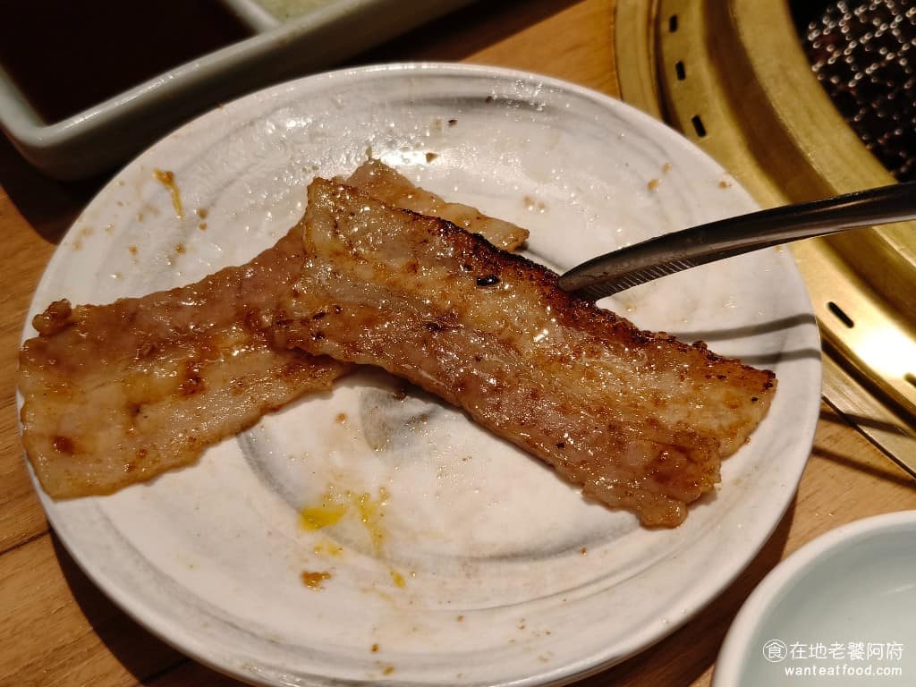 燒肉の名門赤虎信義安和店 燒肉の名門赤虎信義安和店菜單 燒肉の名門赤虎信義安和店推薦 豬五花本身就有醃過,所以直接吃就非常有味道,可以完全不需要沾提供的烤肉醬或味噌醬。 @在地老饕阿府
