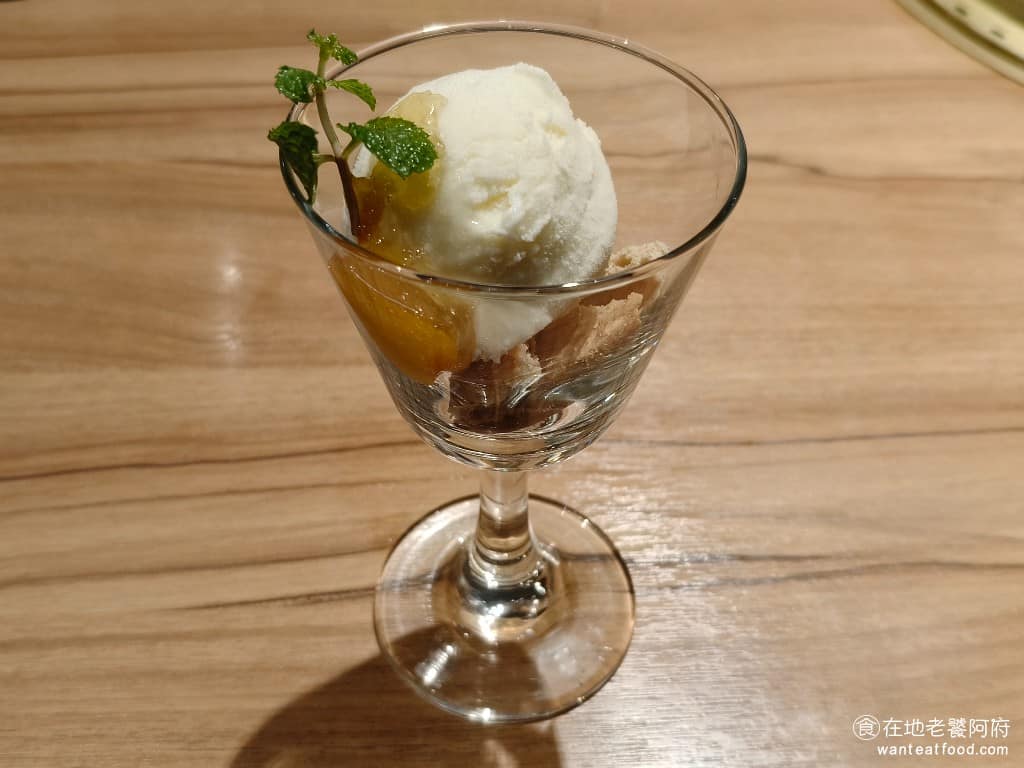 燒肉の名門赤虎信義安和店 燒肉の名門赤虎信義安和店菜單 燒肉の名門赤虎信義安和店推薦 柚香冰淇淋 這是只要填寫問卷就會贈送的,每一支手機都可以填寫,冰淇淋是香草口味的,吃起來非常的綿密,底下還有搭配餅乾,作為結尾的甜點非常合適,份量剛剛好。 @在地老饕阿府