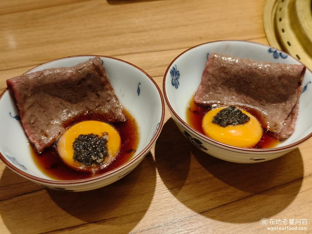 燒肉の名門赤虎信義安和店 燒肉の名門赤虎信義安和店菜單 燒肉の名門赤虎信義安和店推薦 服務人員會將烤好的牛五花,放到生蛋黃裡面,搭配著烤肉醬汁一起吃,調味上非常的棒。 @在地老饕阿府