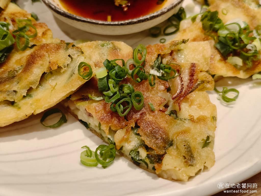 燒肉の名門赤虎信義安和店 燒肉の名門赤虎信義安和店菜單 燒肉の名門赤虎信義安和店推薦 但這裡的海鮮烤餅,如果和其他韓式連鎖餐廳相比,會覺得口感上差了一點,因為餅皮不夠脆,而且麵糰吃起來太鬆散了。 @在地老饕阿府