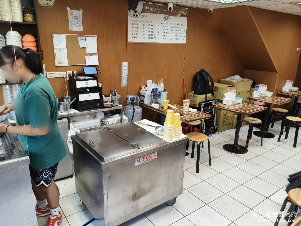 晴光豆花 晴光豆花菜單 晴光豆花推薦 中山區美食 中山美食 大直美食 甜點點心 丁香豆花 《晴光豆花》位於大直北安路上，從大直橋下來後，右轉沒多遠就看得到。搭捷運的話，從大直站 2 號出口步行過來，只要 1 分鐘，隔壁是有名的台灣第一家鹹酥雞。 @在地老饕阿府