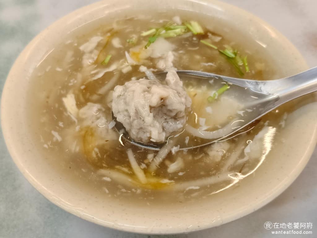 正宗嘉義火雞肉飯 正宗嘉義火雞肉飯菜單 正宗嘉義火雞肉飯推薦 士林區美食 士林美食 台灣小吃 裡面的肉羹，給的份量也很多，口感非常的飽滿且扎實，只是肉羹吃起來沒什麼特別的調味。 @在地老饕阿府