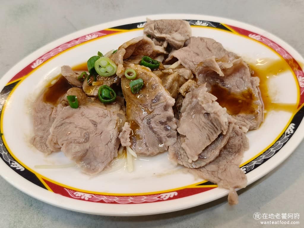 正宗嘉義火雞肉飯 正宗嘉義火雞肉飯菜單 正宗嘉義火雞肉飯推薦 士林區美食 士林美食 台灣小吃 嘴邊肉 嘴邊肉肉質很軟，豬肉也非常的新鮮，加上醬油搭配薑絲一起吃，味道沒什麼挑剔之處。 @在地老饕阿府