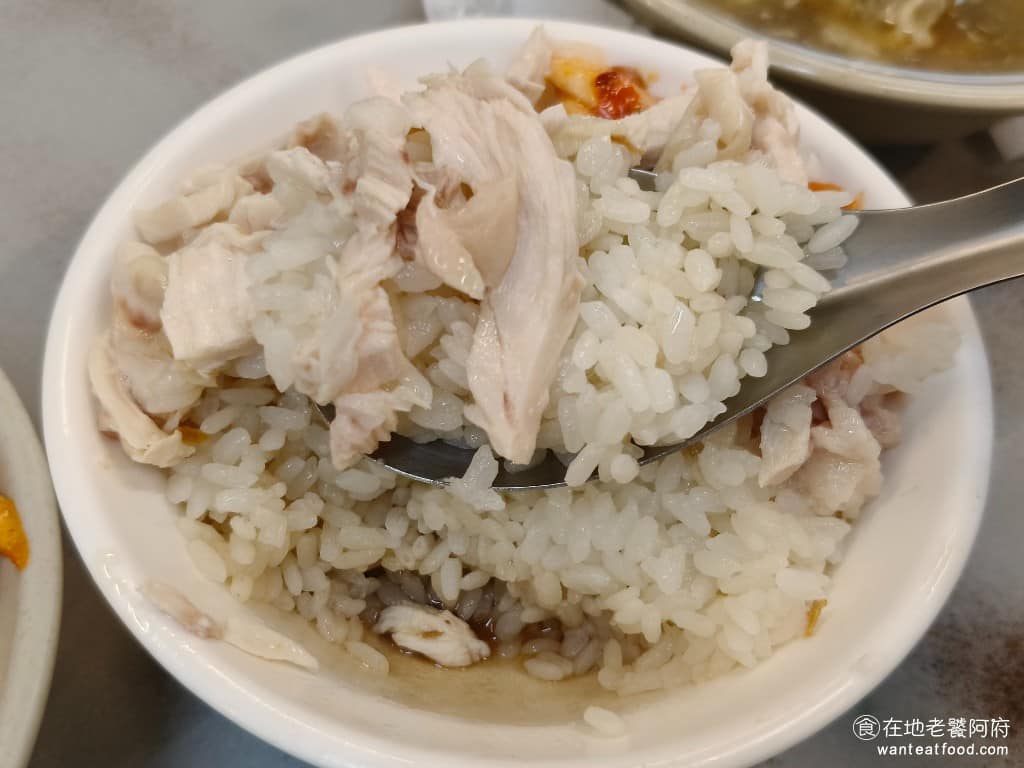 正宗嘉義火雞肉飯 正宗嘉義火雞肉飯菜單 正宗嘉義火雞肉飯推薦 士林區美食 士林美食 台灣小吃 吃了一口後，個人覺得味道還好，並沒有到一些網紅和部落客說的那麼好吃。油蔥的味道沒有那麼香，雞油的香味也不明顯，而且米飯的口感偏硬，和嘉義道地的火雞肉飯相比，實在差了不少。嘉義好吃的那種，是會讓人碗端起來，大口狂吃的。 @在地老饕阿府